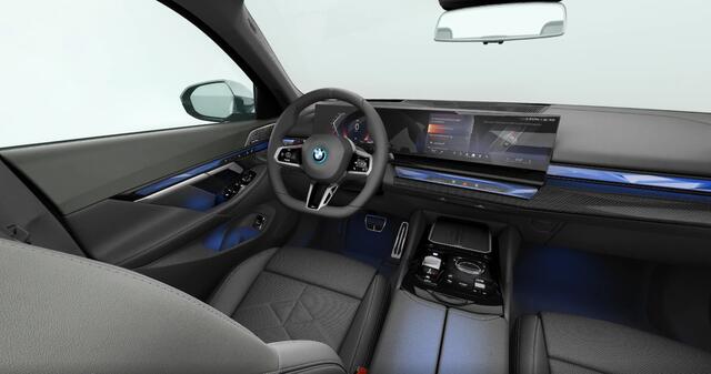 BMW 5-SERIE Touring 520i M-Sport Pano Trekh ACC 360 B&W HUD 21inch Stoelventilatie