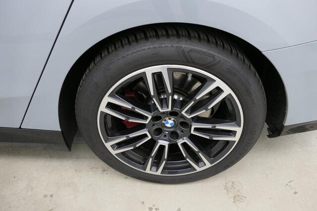 BMW 5-SERIE Touring 520i M-Sport Pro | Trekhaak | Driv. Ass. Pro | Stoelventilatie | Standkachel | | Bowers & Wilkins Surround Sound System |