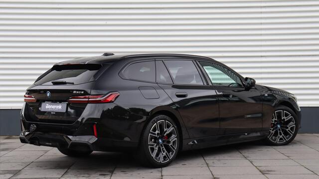 BMW 5-SERIE Touring 530e xDrive M-Sport Pro | Stoelventilatie | Harman/Kardon | Head-up | Carbon | Panoramadak | Trekhaak
