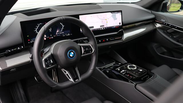 BMW 5-SERIE Touring 530e xDrive M-Sport Pro | Stoelventilatie | Harman/Kardon | Head-up | Carbon | Panoramadak | Trekhaak