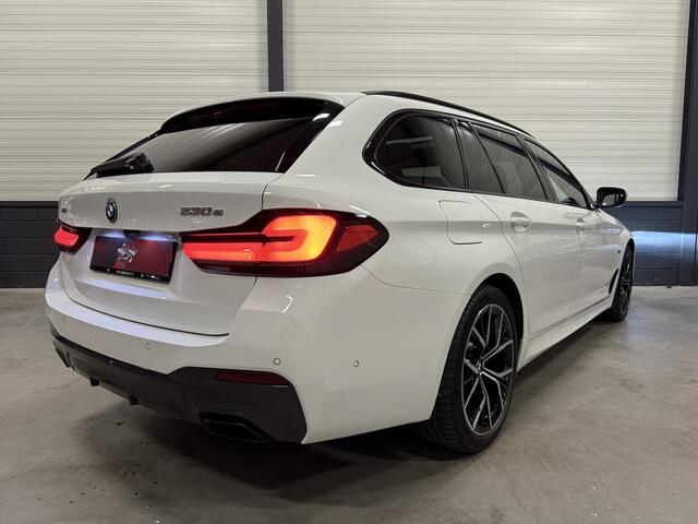 BMW 5-SERIE Touring 530e xDrive M-Sport PANO/LASER/TREKHAAK/HEAD-UP/VOL-LEER SPORT/KEYLESS/19"M-SPORT/CAMERA/SHADOW-LINE/DONKERE-HEMEL/VOLLEDIG BMW DEALER HISTORIE