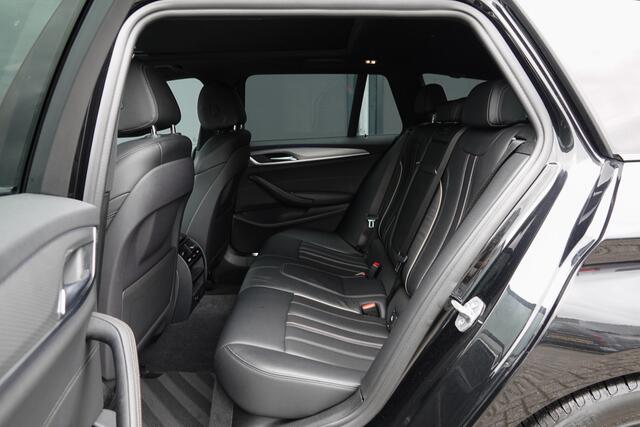 BMW 5-SERIE Touring 520i 184Pk Aut. | High Executive | M-Sport | Shadowline | Achteruitrijcamera | Panoramadak | 18''