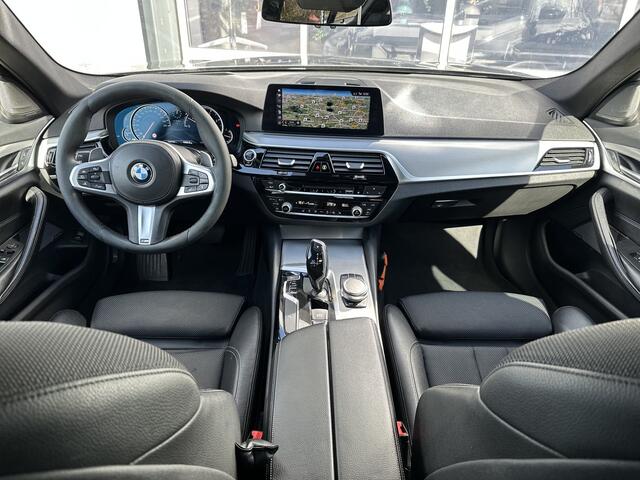 BMW 5-SERIE 530d High Executive 266pk | Apple Carplay/Android Auto | Cruise control adaptief met stop&go en stuurhulp | DAB | Harman/Kardon geluidsinstallatie | Head-up display | Lichtmetalen velgen 20" | Trekhaak | Prachtig Exemplaar!