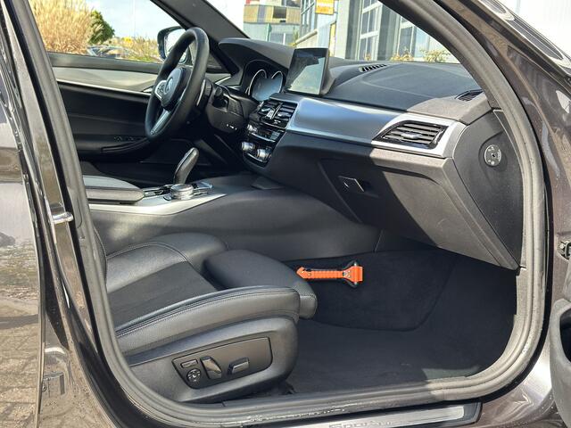 BMW 5-SERIE 530d High Executive 266pk | Apple Carplay/Android Auto | Cruise control adaptief met stop&go en stuurhulp | DAB | Harman/Kardon geluidsinstallatie | Head-up display | Lichtmetalen velgen 20" | Trekhaak | Prachtig Exemplaar!