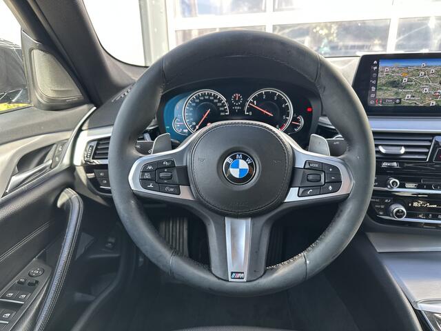 BMW 5-SERIE 530d High Executive 266pk | Apple Carplay/Android Auto | Cruise control adaptief met stop&go en stuurhulp | DAB | Harman/Kardon geluidsinstallatie | Head-up display | Lichtmetalen velgen 20" | Trekhaak | Prachtig Exemplaar!