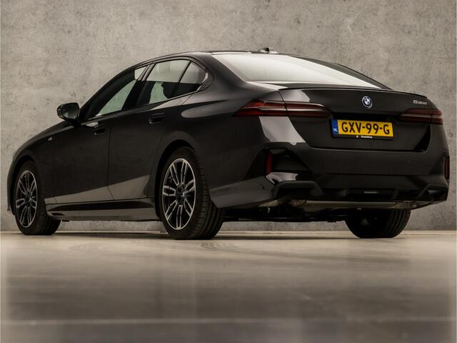 BMW 5-SERIE 530e M Sport 300Pk Automaat (SCHUIFDAK, M PAKKET, LUCHTVERING, HEAD-UP DISPLAY, COMFORTSTOELEN, STOELKOELING, 360 CAMERA, ADAPTIVE CRUISE, HARMAN/KARDON, NIEUWSTAAT)