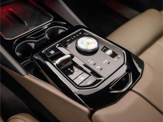 BMW 5-SERIE 530e M Sport 300Pk Automaat (SCHUIFDAK, M PAKKET, LUCHTVERING, HEAD-UP DISPLAY, COMFORTSTOELEN, STOELKOELING, 360 CAMERA, ADAPTIVE CRUISE, HARMAN/KARDON, NIEUWSTAAT)