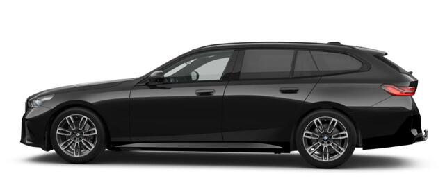 BMW 5-SERIE Touring 520i M Sport - Trekhaak - Panoramadak - Parking/Driving Assistant Professional - Head Up - Harman Kardon - Comfort Access - Standkachel - Stoelventilatie voor - Elektrisch verwarmde voor/achterstoelen -