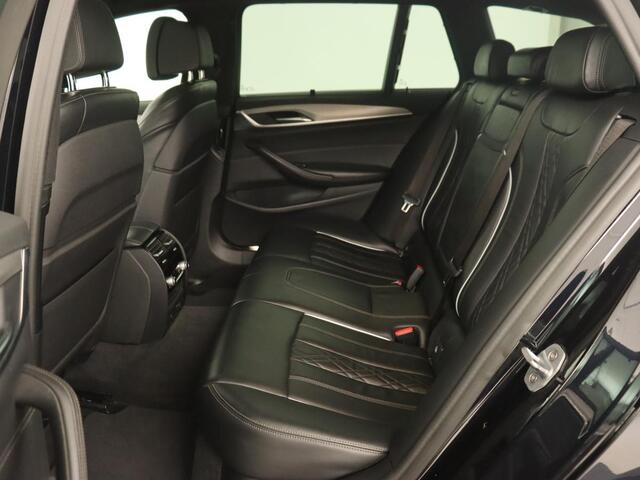 BMW 5-SERIE 530i M Sport | Panoramadak | Head-Up | Leder | Stoelverwarming | Sfeerverlichting | Navigatie | Full LED | Parkeerhulp | Sportstoelen