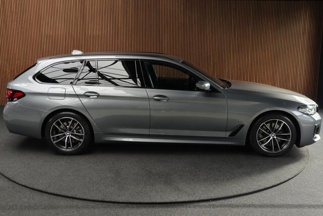 BMW 5-SERIE Touring 520i M Sport Edition Plus Sensatec HEAD-UP - Driving Assistant Professionel - Adaptief Cruise