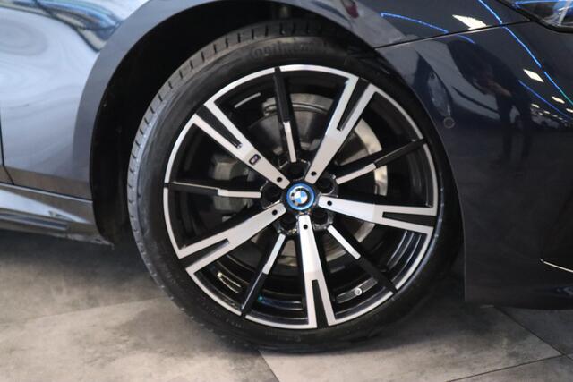 BMW 5-SERIE 530e M Sport Edition Panoramadak Head-up Harman/Kardon