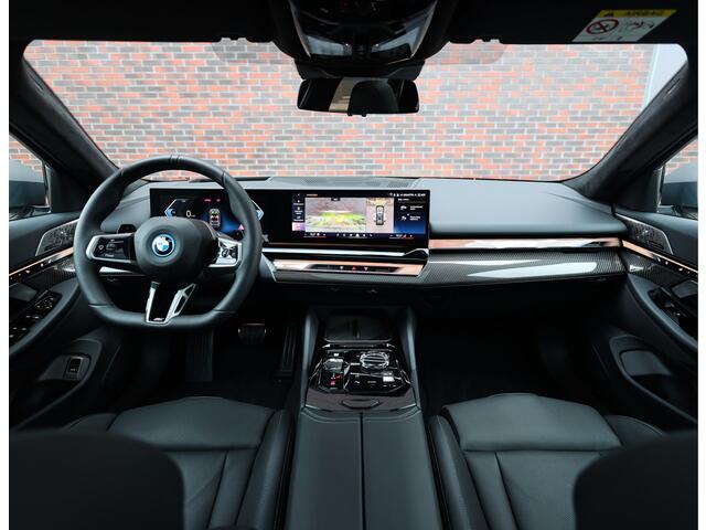 BMW 5-SERIE Touring 550e xDrive | M Sport Pro - Pano - Trekhaak