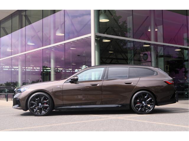 BMW 5-SERIE Touring 530e Automaat / Panoramadak / Trekhaak / Bowers & Wilkins / M Multifunctionele Stoelen / Adaptieve LED / Stoelventilatie / Parking Assistant Plus
