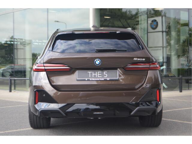 BMW 5-SERIE Touring 530e Automaat / Panoramadak / Trekhaak / Bowers & Wilkins / M Multifunctionele Stoelen / Adaptieve LED / Stoelventilatie / Parking Assistant Plus