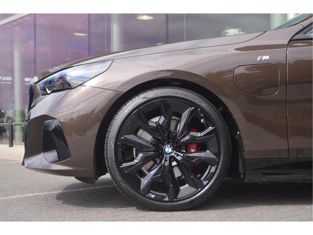 BMW 5-SERIE Touring 530e Automaat / Panoramadak / Trekhaak / Bowers & Wilkins / M Multifunctionele Stoelen / Adaptieve LED / Stoelventilatie / Parking Assistant Plus