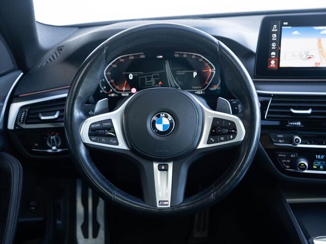 BMW 5-SERIE Touring 530i xDrive | M Sportpakket | Verwarmd Stuurwiel | Achteruitrijcamera | Panoramadak | Stoelverwarming | Head-Up Display | PDC