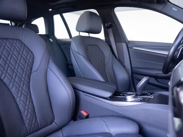 BMW 5-SERIE Touring 530i xDrive | M Sportpakket | Verwarmd Stuurwiel | Achteruitrijcamera | Panoramadak | Stoelverwarming | Head-Up Display | PDC