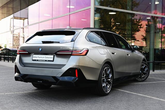 BMW 5-SERIE Touring 530e M Sport Automaat / Trekhaak / Active Cruise Control / Achteruitrijcamera / M Sport onderstel / Comfort Access / Adaptieve LED