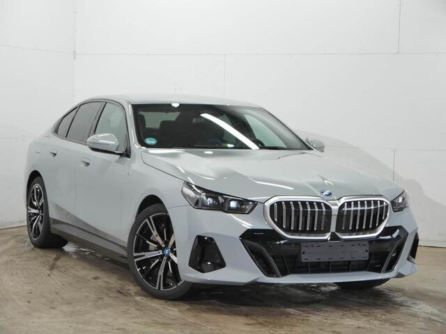 BMW 5-SERIE 550e xDrive M-Sport | Trekhaak | CoPilot | 20" | Bowers & Wilkins Surround