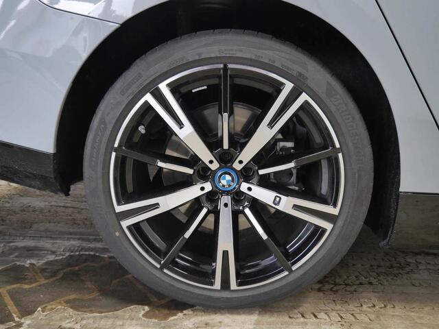 BMW 5-SERIE 550e xDrive M-Sport | Trekhaak | CoPilot | 20" | Bowers & Wilkins Surround