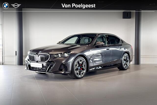 BMW 5-SERIE Sedan 530e xDrive | M Sport Pro | Glazen Panoramadak | Comfort Access | Stoelverwarming |