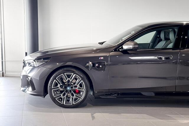 BMW 5-SERIE Sedan 530e xDrive | M Sport Pro | Glazen Panoramadak | Comfort Access | Stoelverwarming |