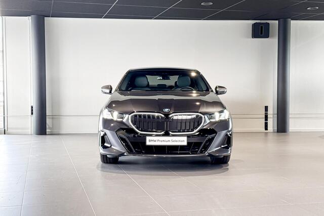 BMW 5-SERIE Sedan 530e xDrive | M Sport Pro | Glazen Panoramadak | Comfort Access | Stoelverwarming |