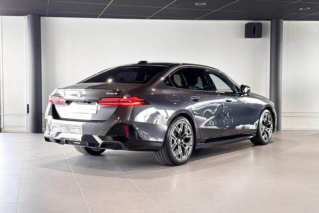 BMW 5-SERIE Sedan 530e xDrive | M Sport Pro | Glazen Panoramadak | Comfort Access | Stoelverwarming |