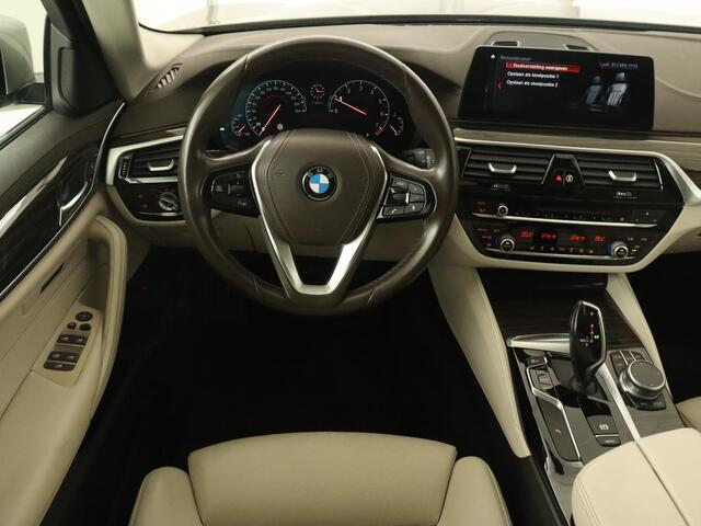 BMW 5-SERIE 520i High Executive | Luxury Line | Leder | Trekhaak | Camera | Stoelverwarming | 19'' | Sfeerverlichting | Memory | Carplay | Navigatie | Park Assist | Full LED