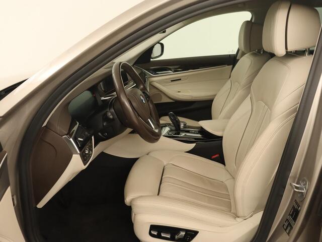 BMW 5-SERIE 520i High Executive | Luxury Line | Leder | Trekhaak | Camera | Stoelverwarming | 19'' | Sfeerverlichting | Memory | Carplay | Navigatie | Park Assist | Full LED