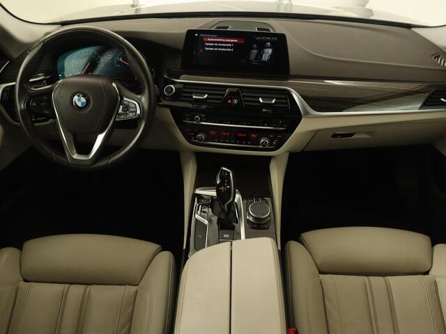 BMW 5-SERIE 520i High Executive | Luxury Line | Leder | Trekhaak | Camera | Stoelverwarming | 19'' | Sfeerverlichting | Memory | Carplay | Navigatie | Park Assist | Full LED