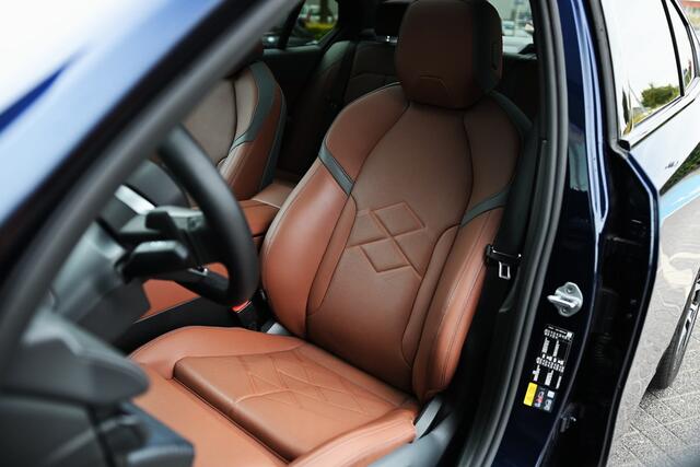 BMW 5-SERIE 550e xDrive M Sport Automaat / Panoramadak / Stoelverwarming / Adaptieve LED / Driving Assistant / 19" LMV