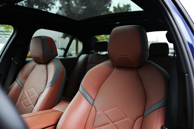 BMW 5-SERIE 550e xDrive M Sport Automaat / Panoramadak / Stoelverwarming / Adaptieve LED / Driving Assistant / 19" LMV