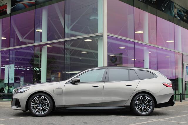 BMW 5-SERIE Touring 530e M Sport M Sport Automaat / Panoramadak / Trekhaak / Achteruitrijcamera / Adaptieve LED / Parking Assistant / Stoelverwarming