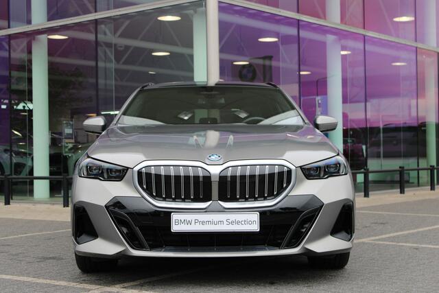 BMW 5-SERIE Touring 530e M Sport M Sport Automaat / Panoramadak / Trekhaak / Achteruitrijcamera / Adaptieve LED / Parking Assistant / Stoelverwarming