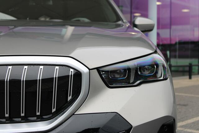 BMW 5-SERIE Touring 530e M Sport M Sport Automaat / Panoramadak / Trekhaak / Achteruitrijcamera / Adaptieve LED / Parking Assistant / Stoelverwarming