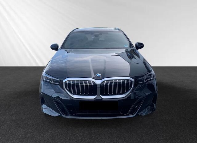BMW 5-SERIE Touring 540d xDrive 286 PK M-Sport ACC Head-Up Trekhaak Bowers Wilkins Stoelkoeling Stuurverwarming Standkachel