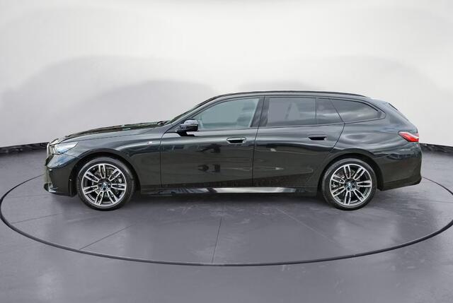 BMW 5-SERIE Touring 520d M-Sport 197 PK ACC Head-Up Trekhaak Stoelkoeling Stuurverwarming Standkachel