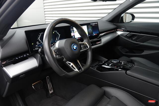 BMW 5-SERIE Touring 530e | M Sport | Pano | Trekhaak | Driving Assistant Plus | H&K |