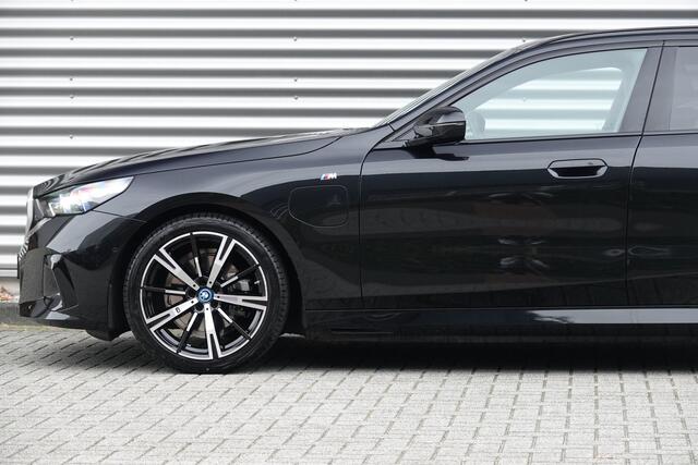 BMW 5-SERIE Touring 530e | M Sport | Pano | Trekhaak | Driving Assistant Plus | H&K |