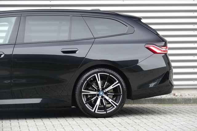 BMW 5-SERIE Touring 530e | M Sport | Pano | Trekhaak | Driving Assistant Plus | H&K |