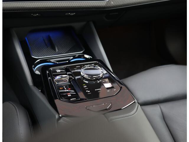 BMW 5-SERIE Touring 550e xDrive | M Performance - Pano - Trekhaak - HUD