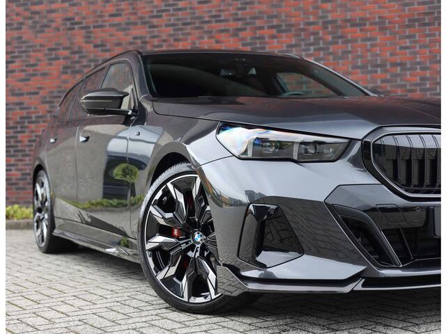 BMW 5-SERIE Touring 550e xDrive | M Performance - Pano - Trekhaak - HUD