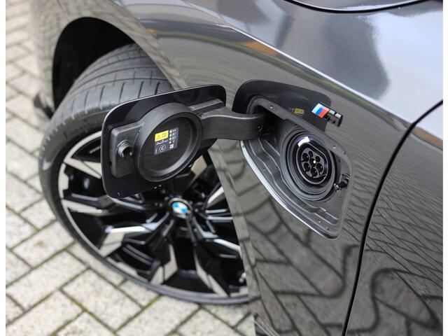 BMW 5-SERIE Touring 550e xDrive | M Performance - Pano - Trekhaak - HUD