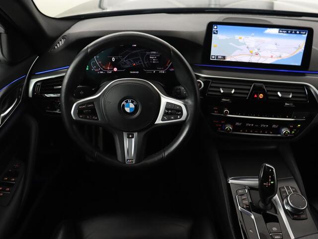 BMW 5-SERIE 530i High Executive | M Sport | Panoramadak | Trekhaak | Nappaleder | Stoelverwarming | Laser Light | Carplay | Sfeerverlichting | Camera | Navigatie | Keyless | Stuurverwarming