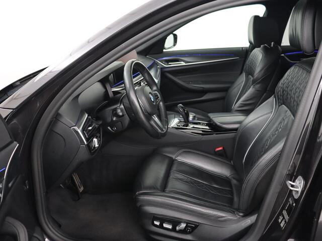 BMW 5-SERIE 530i High Executive | M Sport | Panoramadak | Trekhaak | Nappaleder | Stoelverwarming | Laser Light | Carplay | Sfeerverlichting | Camera | Navigatie | Keyless | Stuurverwarming