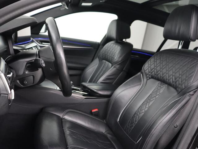 BMW 5-SERIE 530i High Executive | M Sport | Panoramadak | Trekhaak | Nappaleder | Stoelverwarming | Laser Light | Carplay | Sfeerverlichting | Camera | Navigatie | Keyless | Stuurverwarming