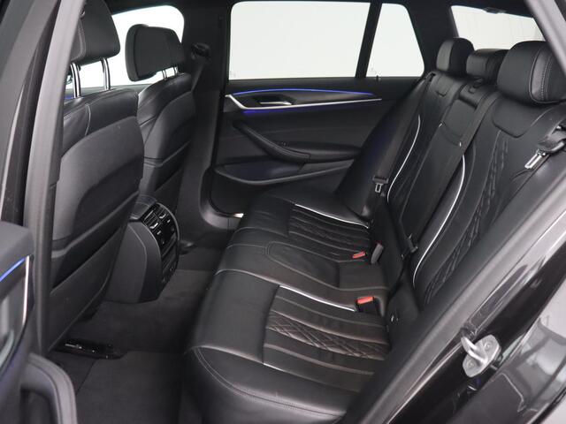 BMW 5-SERIE 530i High Executive | M Sport | Panoramadak | Trekhaak | Nappaleder | Stoelverwarming | Laser Light | Carplay | Sfeerverlichting | Camera | Navigatie | Keyless | Stuurverwarming