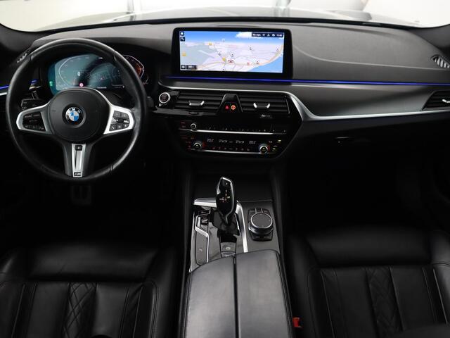 BMW 5-SERIE 530i High Executive | M Sport | Panoramadak | Trekhaak | Nappaleder | Stoelverwarming | Laser Light | Carplay | Sfeerverlichting | Camera | Navigatie | Keyless | Stuurverwarming