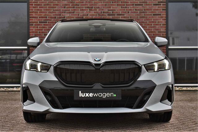 BMW 5-SERIE 530e M-Sport Pano ACC 360 H/K Stoel-vent Brooklyngrau